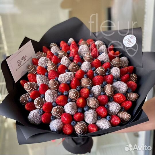 Вкусные букеты из свежей клубники в шоколаде