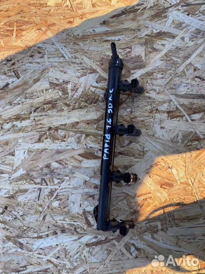 Топливная рампа в с форсунками Skoda Rapid 1.6