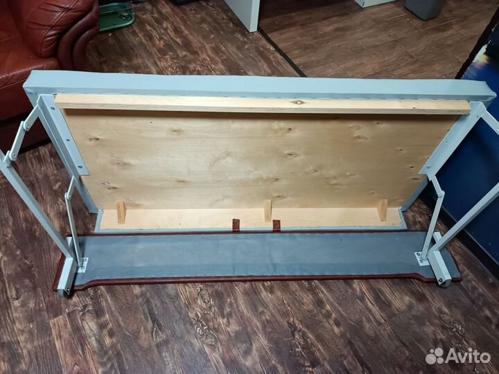 Кожаные диван и кресло