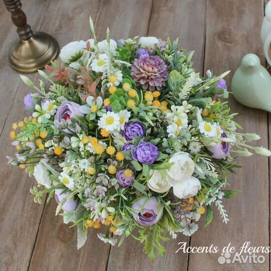 Декор для дома. Искусственные цветы в вазе