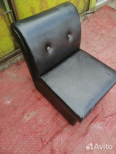 Кресло из кож. заменителя. цвет чёрный