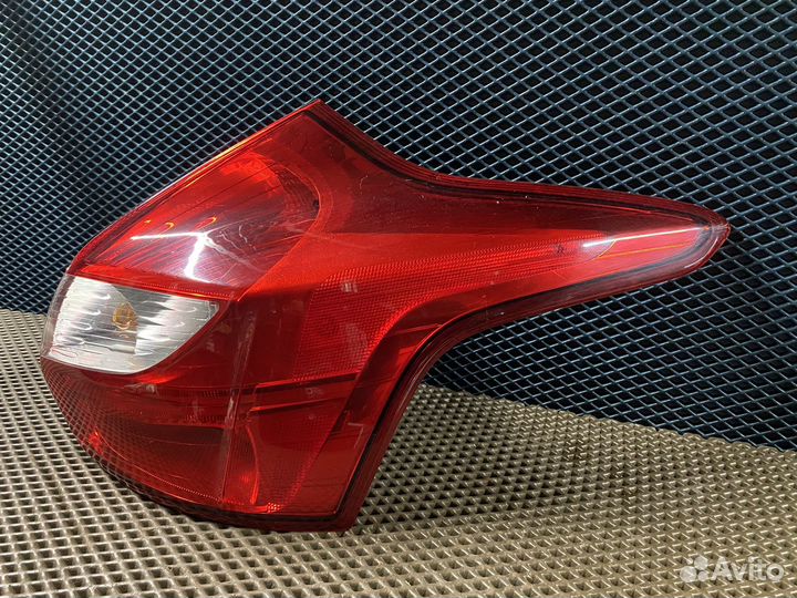 Фонарь правый Ford Focus 3 хэтчбек до рестайлинг