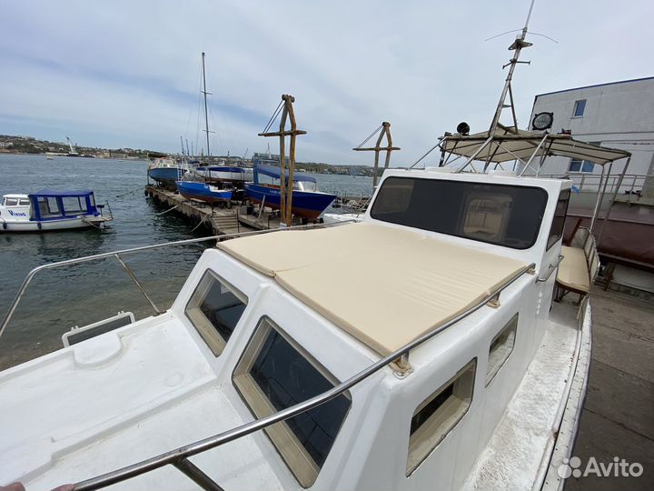 Прогулочный катер моторное судно