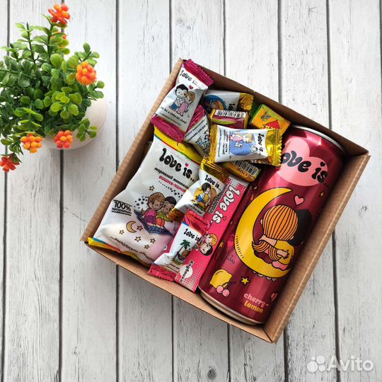 Подарочный бокс в стиле love is