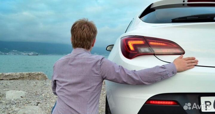 Водитель со своим легковым автомобилем