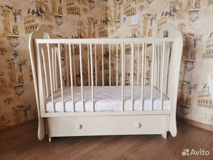 Детская кроватка с маятником и ящиком