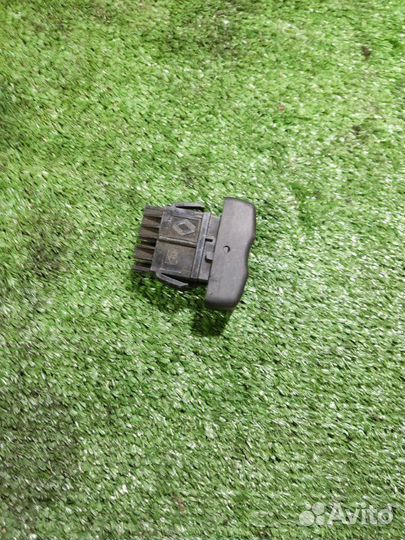 Кнопка центрального замка Renault Logan