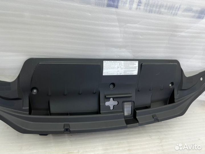 Накладка замка капота передняя Toyota Land Cruiser