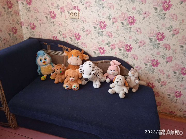 Детский диван. Игрушки