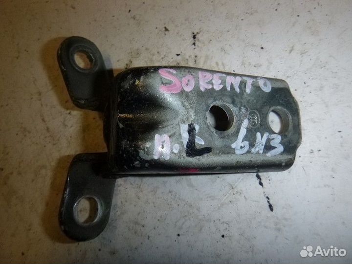 Петля двери передней левой нижняя KIA sorento 2009