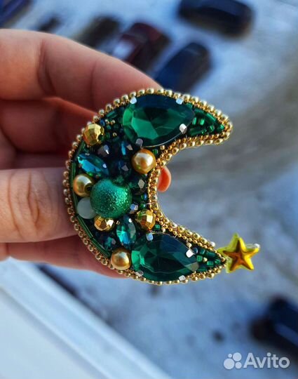 Брошь бисером