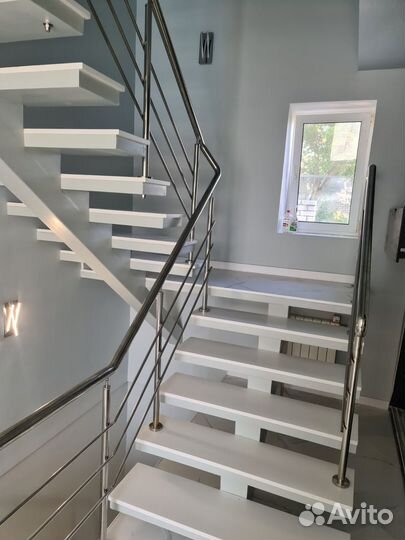 Лестница из кварцевого агломерата камня