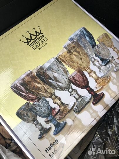 Цветные бокалы с рюмками и с графином