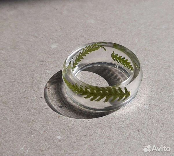 Кольцо из эпоксидной смолы с папоротником