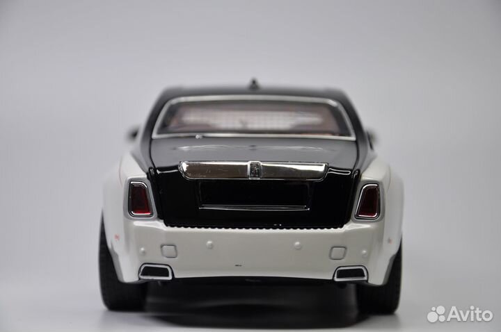 Модель автомобиля Rolls-Royce Phantom 1:18 металл