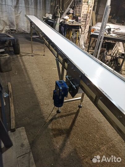 Ленточный конвейер для перемещения коробок