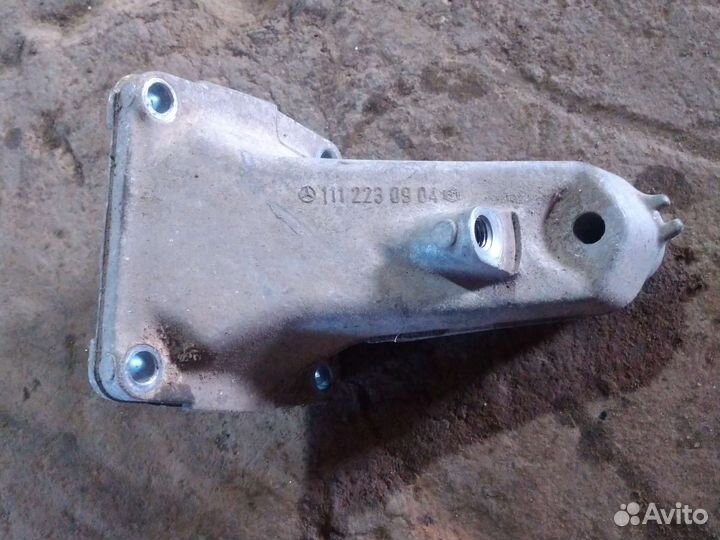 Кронштейн двигателя Mercedes M111 A1112230904