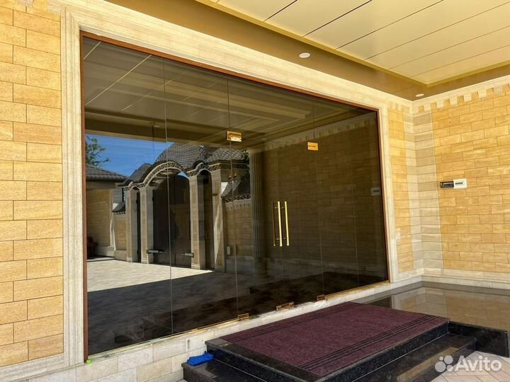 Безрамное остекление коммерческих объектов