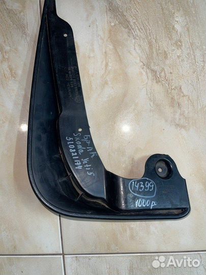 Брызговик передний правый Skoda Yeti 5 С 2014 По