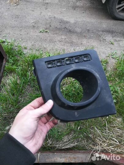 Правая рамка противотуманных фар Ford Fusion