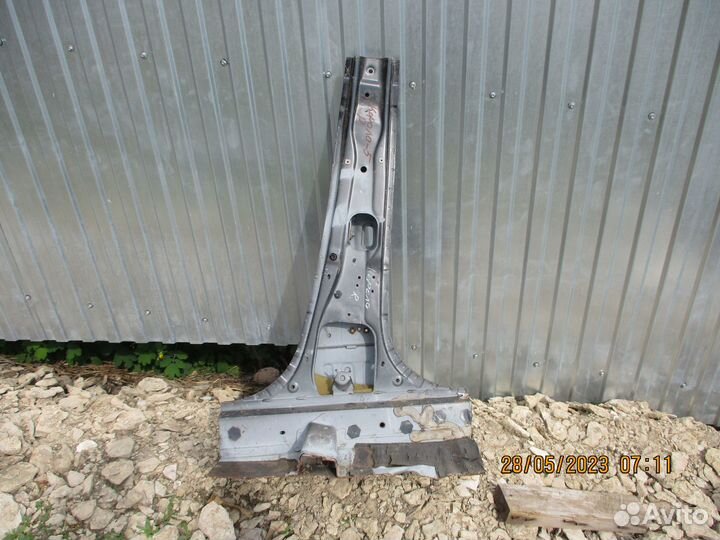 Правая средняя стойка с порогом Тойота Королла