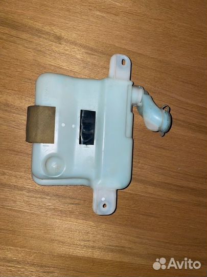 Бачок омывателя заднего стекла Toyota Land Cruiser