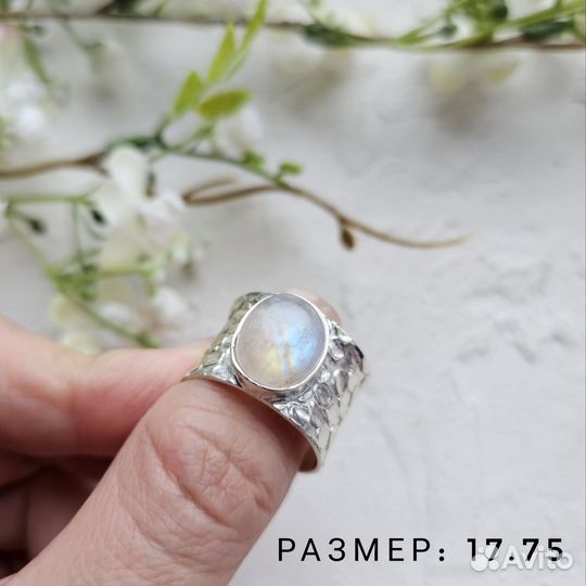 Серебряное кольцо с лунным камнем