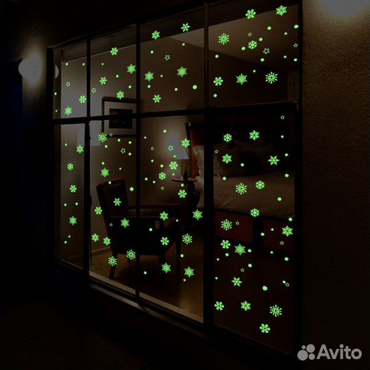 Новогодняя наклейка на окно