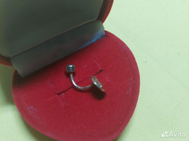 Пирсинг в пупок золотой