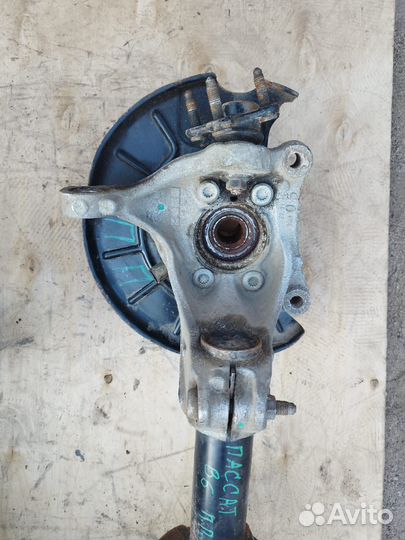 Передний правый поворотный кулак Volkswagen Passat