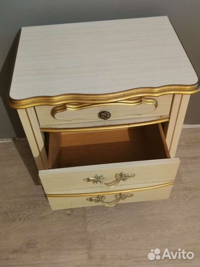 Старинная прикроватная тумба Америка