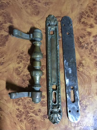 Старая латунная дверная ручка