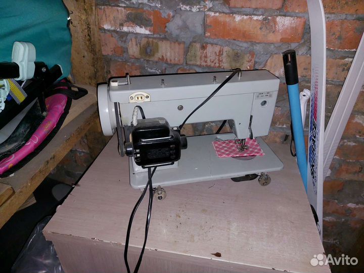 Швейная машинка чайка 143