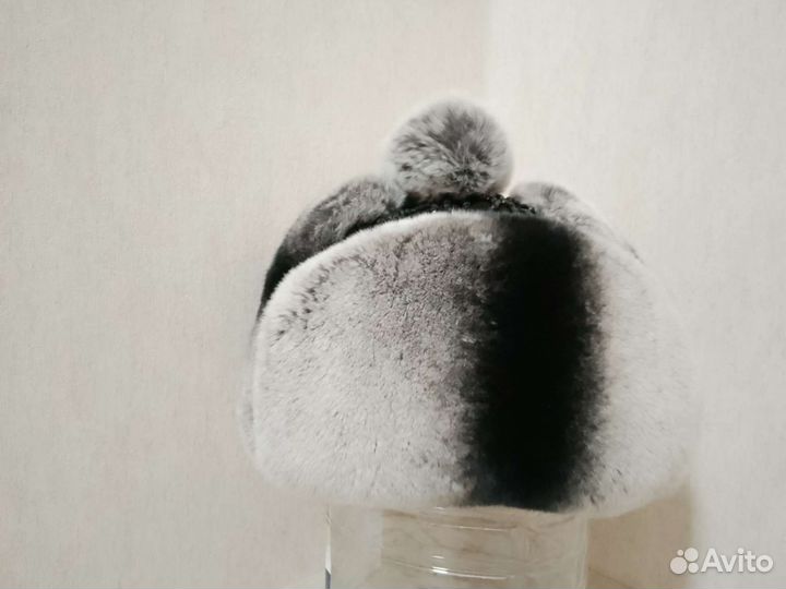 Шапка из натурального меха украшена кристаллами