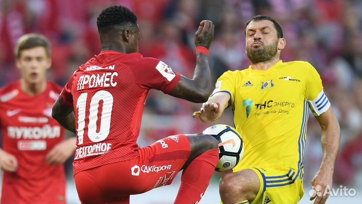 Игровая футболка спартак с автографами в рамке