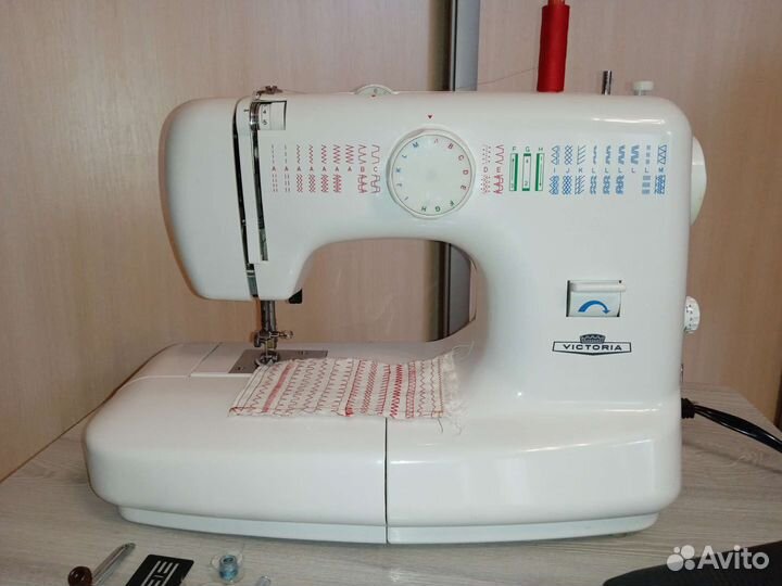Швейная машина Victoria с чехлом-сумкой