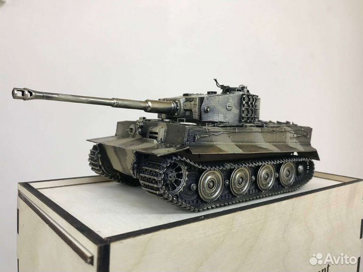 Коллекционная модель немецкого тяжелого танка T-VI