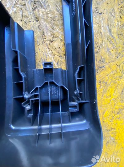 Накладка сиденья левая Volvo Xc90 C71 D5244T4 2009