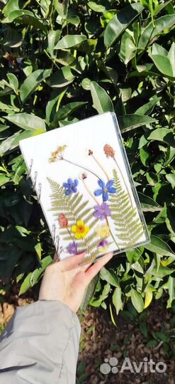 Блокнот ручной работы из эпоксидной смолы и цветов