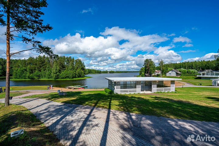 База отдыха возле озера