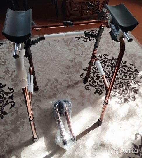 Ходунки для взрослых на колёсах с подлокотниками