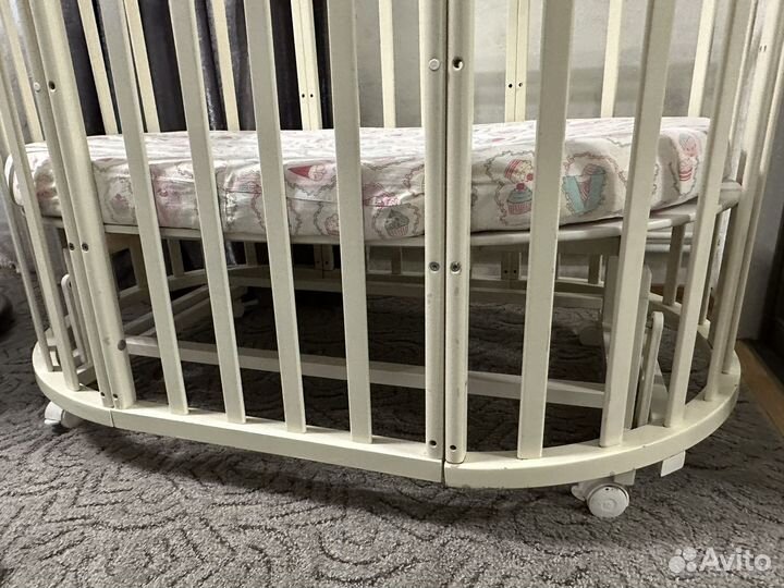 Детская кроватка с маятником