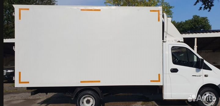 Водитель со своим грузовым автомобилем рефрежерато