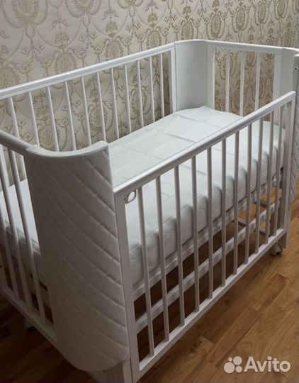 Детская кроватка с маятником