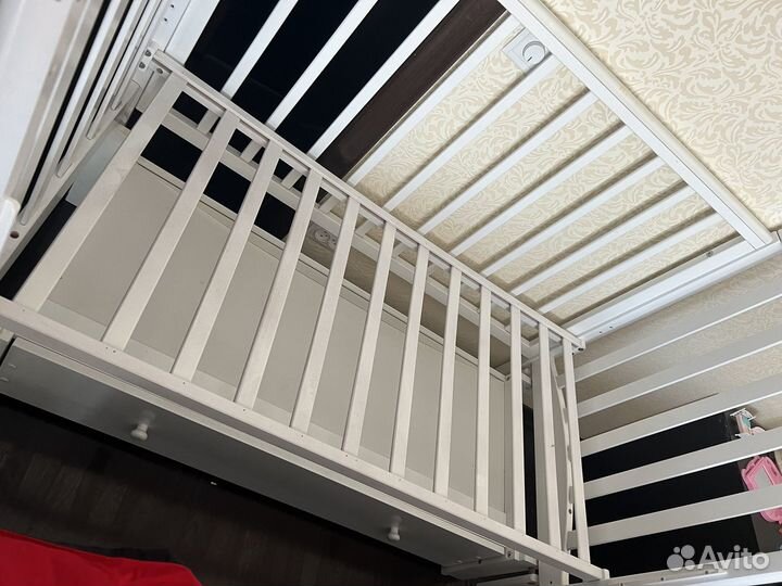 Детская кроватка с маятником