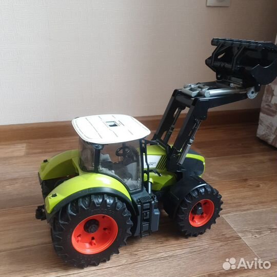 Трактор игрушка