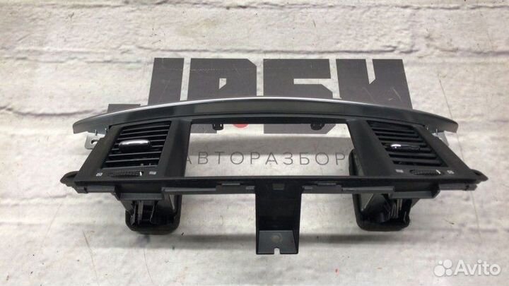 Консоль магнитофона передний правый Infiniti Qx56