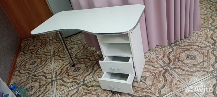 Маникюрный стол