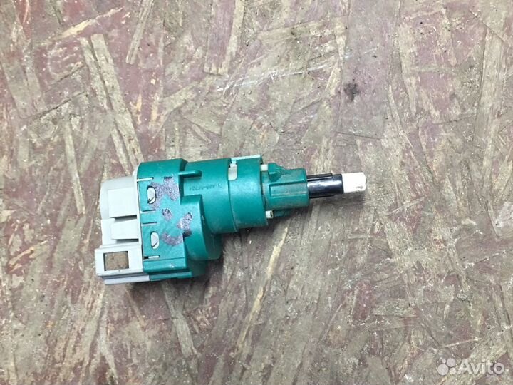 Выключатель стоп сигнала Audi Q-7