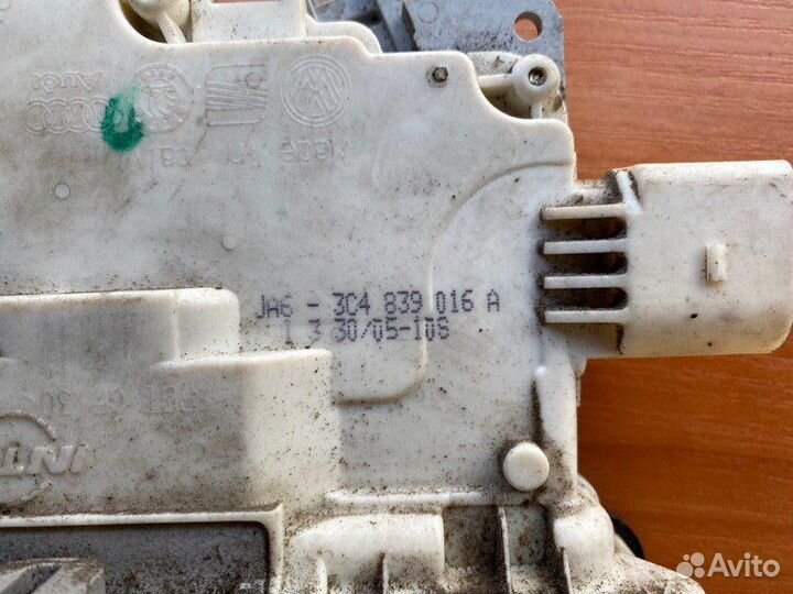 Замок двери задний правый Vw Passat B6 BLR